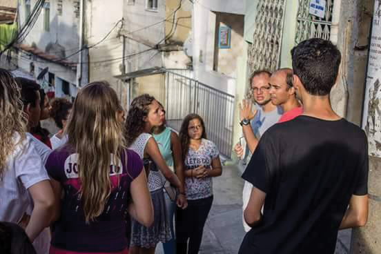 Mostrando a Vila Cruzeiro para jovens missionários da JOCUM - 3/2016